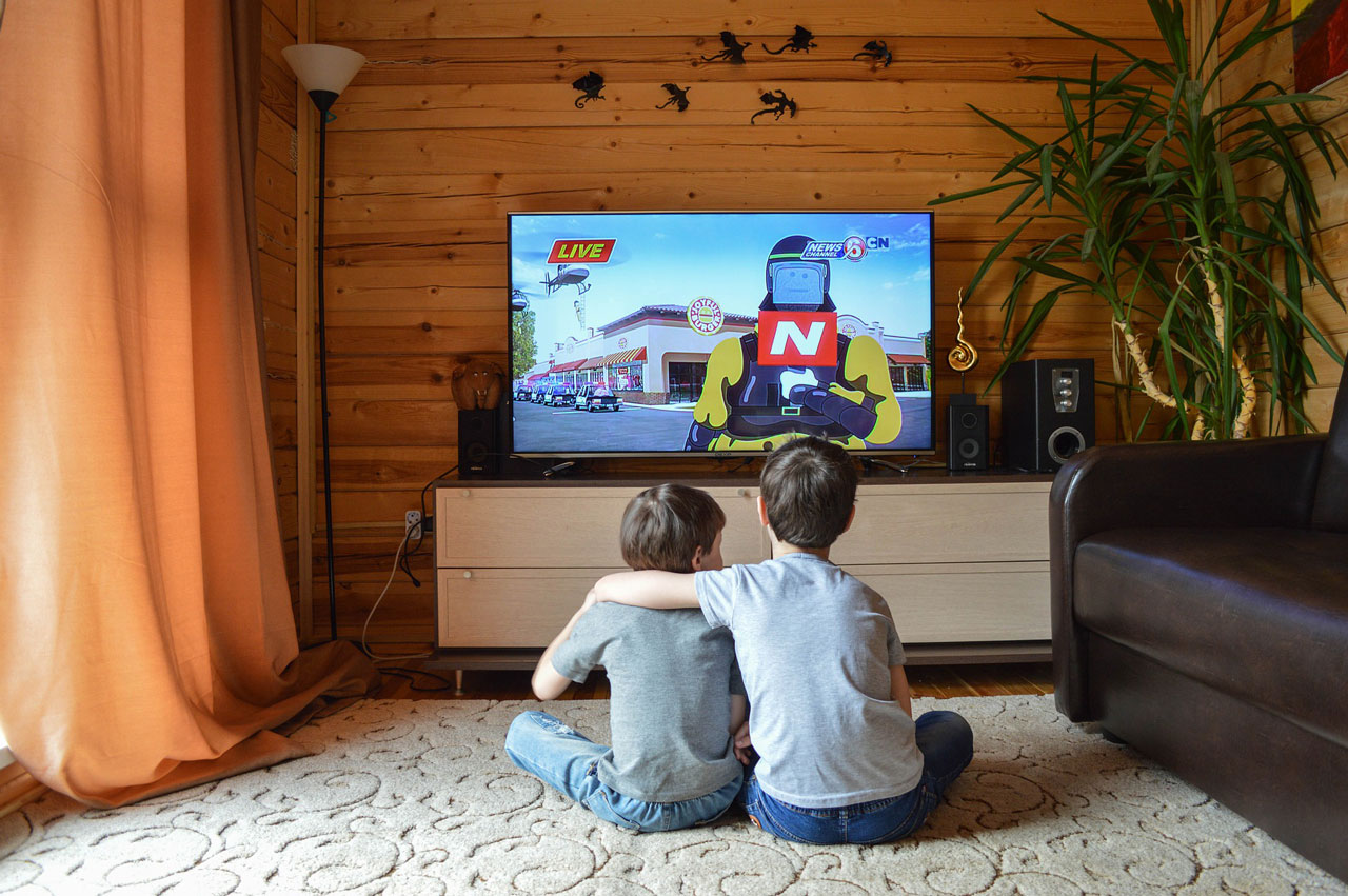 deca gledaju televizor - gledanje tv-a - gledanje televizora