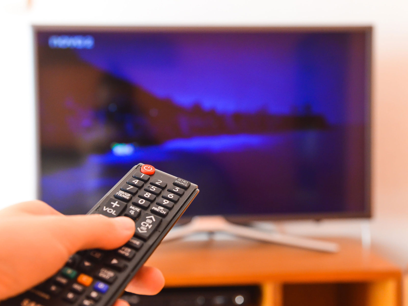 gledanje tv-a - tv i daljinski - daljinski televizora - televizor - smart tv - smart televizor