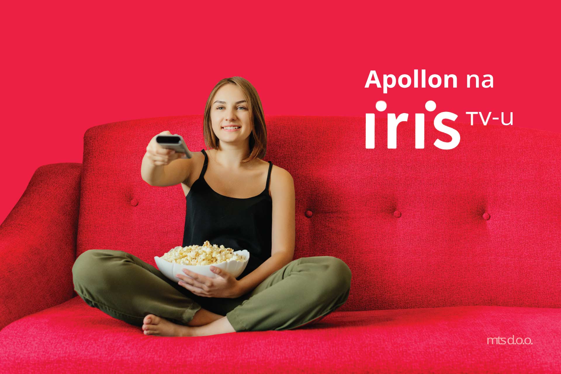 apollon - iris tv - devojka sedi na kaucu drzi daljinski i kokice - alternativa za netflix