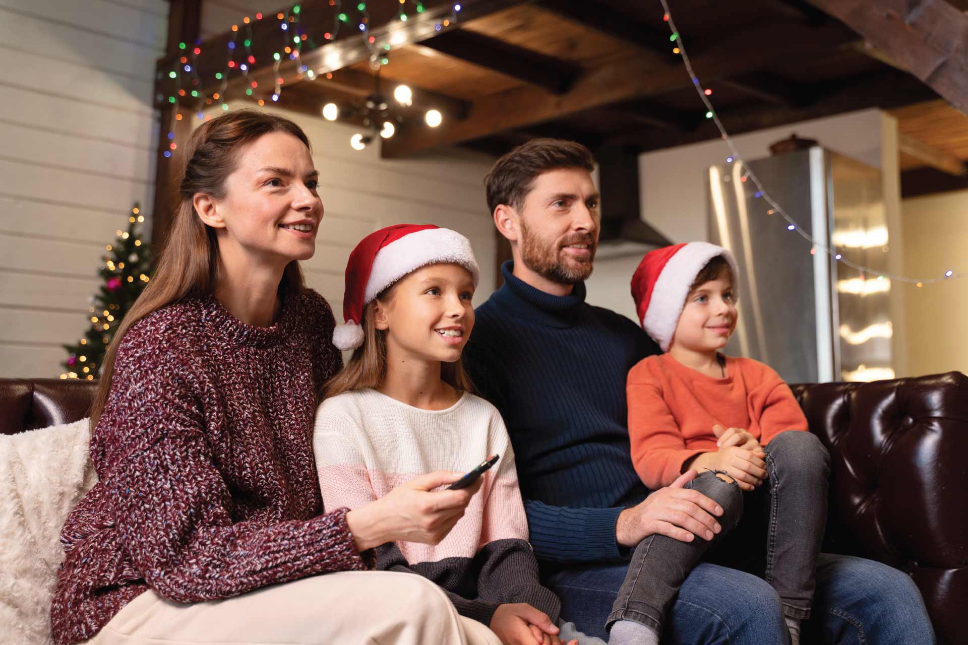 porodica gleda praznične filmove - božićni filmovi 